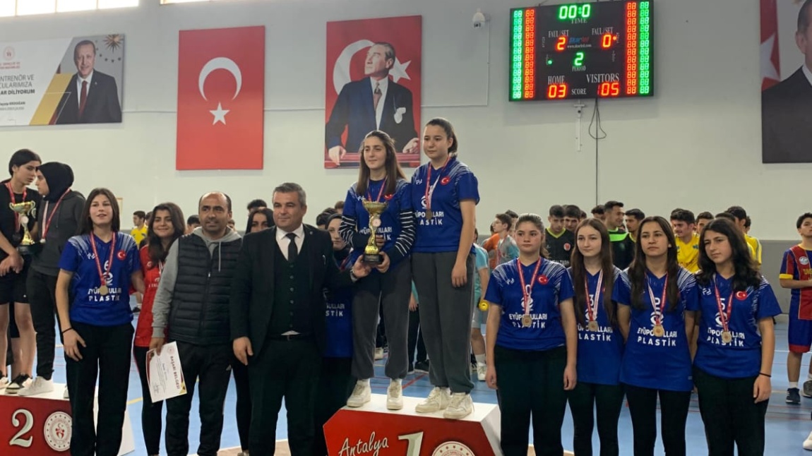 İlçe Genç Kızlar Futsal Turnuvasında Okulumuz Genç Kızlar Futsal Takımımız İlçe Birincisi Oldu